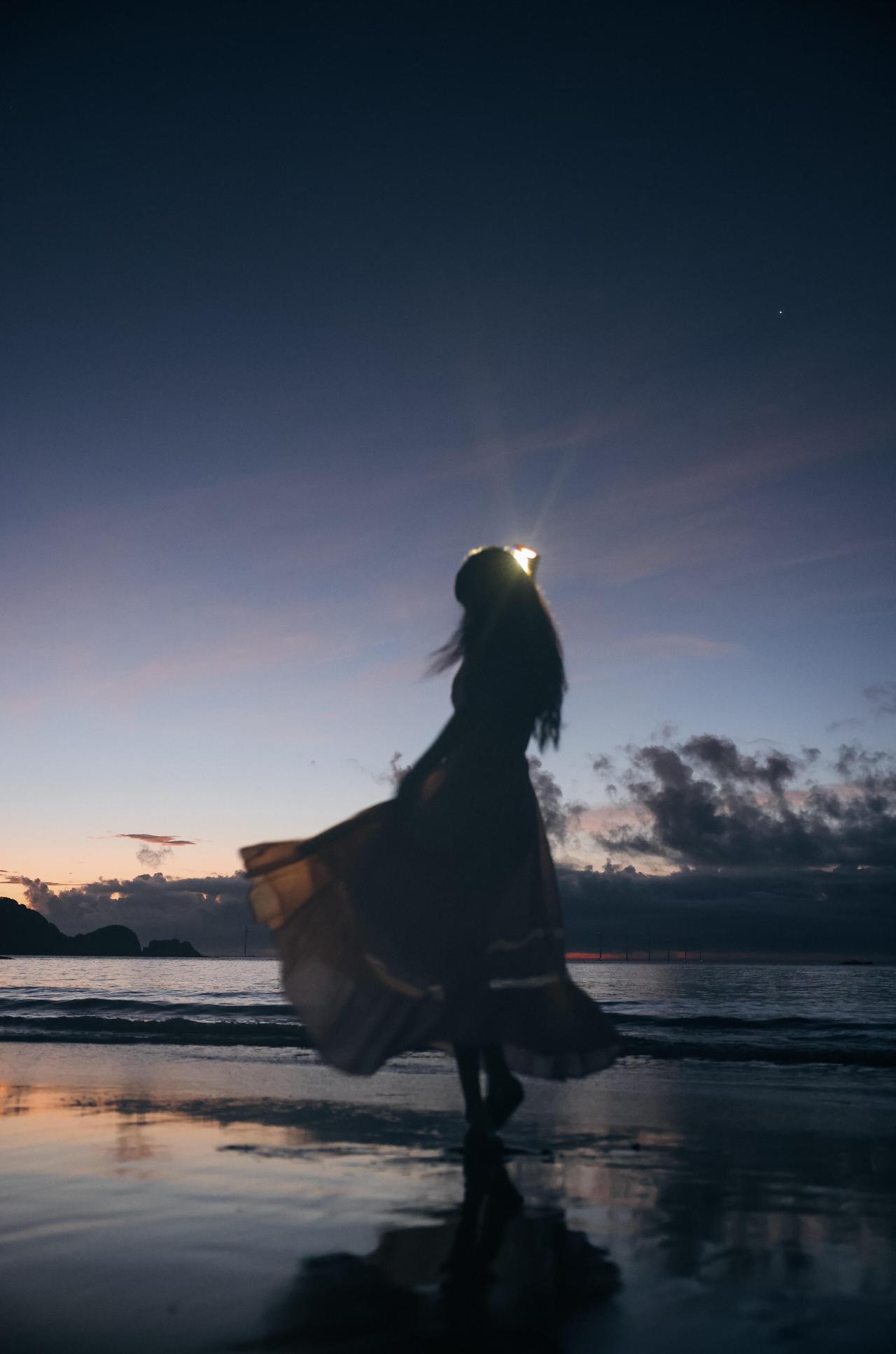 水边少女人像，把暮色海边的浪漫拿捏得死死的。画面里，女孩的剪影和渐变的天空、海浪