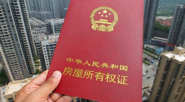 我婆婆要把我的房子给小叔子娶媳妇，她来我家住，原因是那个房子房产证名字是我丈夫。