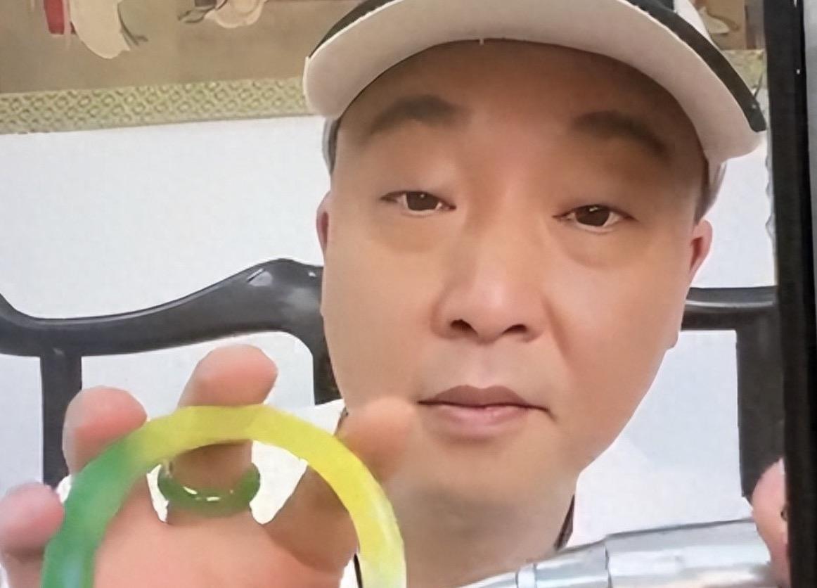 好消息传来，之前一直在网上疯狂诋毁胖东来的网红柴怼怼，他被帽子叔叔给带走调查了，