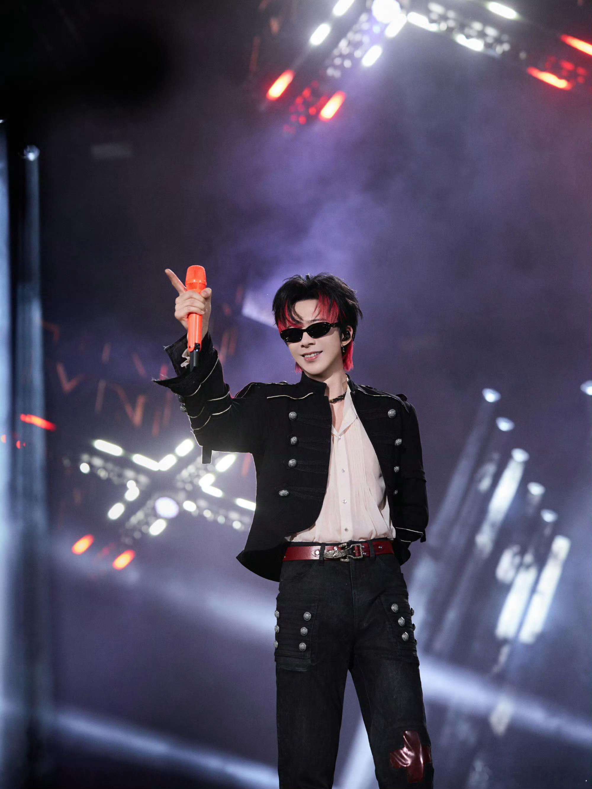 摩登兄弟  跟boss抱怨我没法去看刘宇宁Boss问我刘宇宁是谁翻出手机里刘宇宁