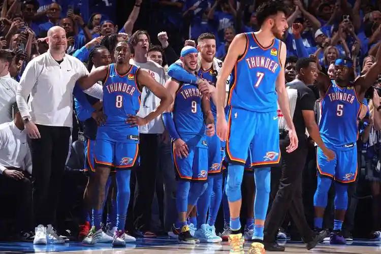 今天马刺用了一招田忌赛马，把文班藏到了第二节才开始用，在这种一场定胜负的比赛中确