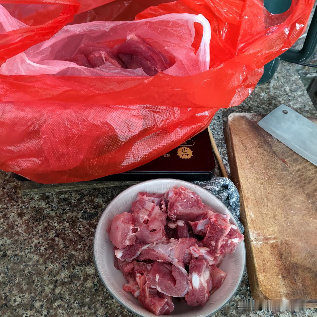自从在两个超市都买过有尿骚味的肉和骨头后，再也不去超市买了。每次买肉去菜市场买新