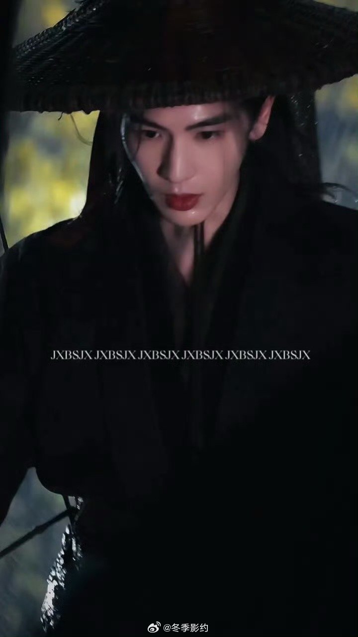 张凌赫谢征外甥随舅舅 外甥随舅舅，美貌传承太绝！谢征清冽矜贵，线条尽显基因优势，