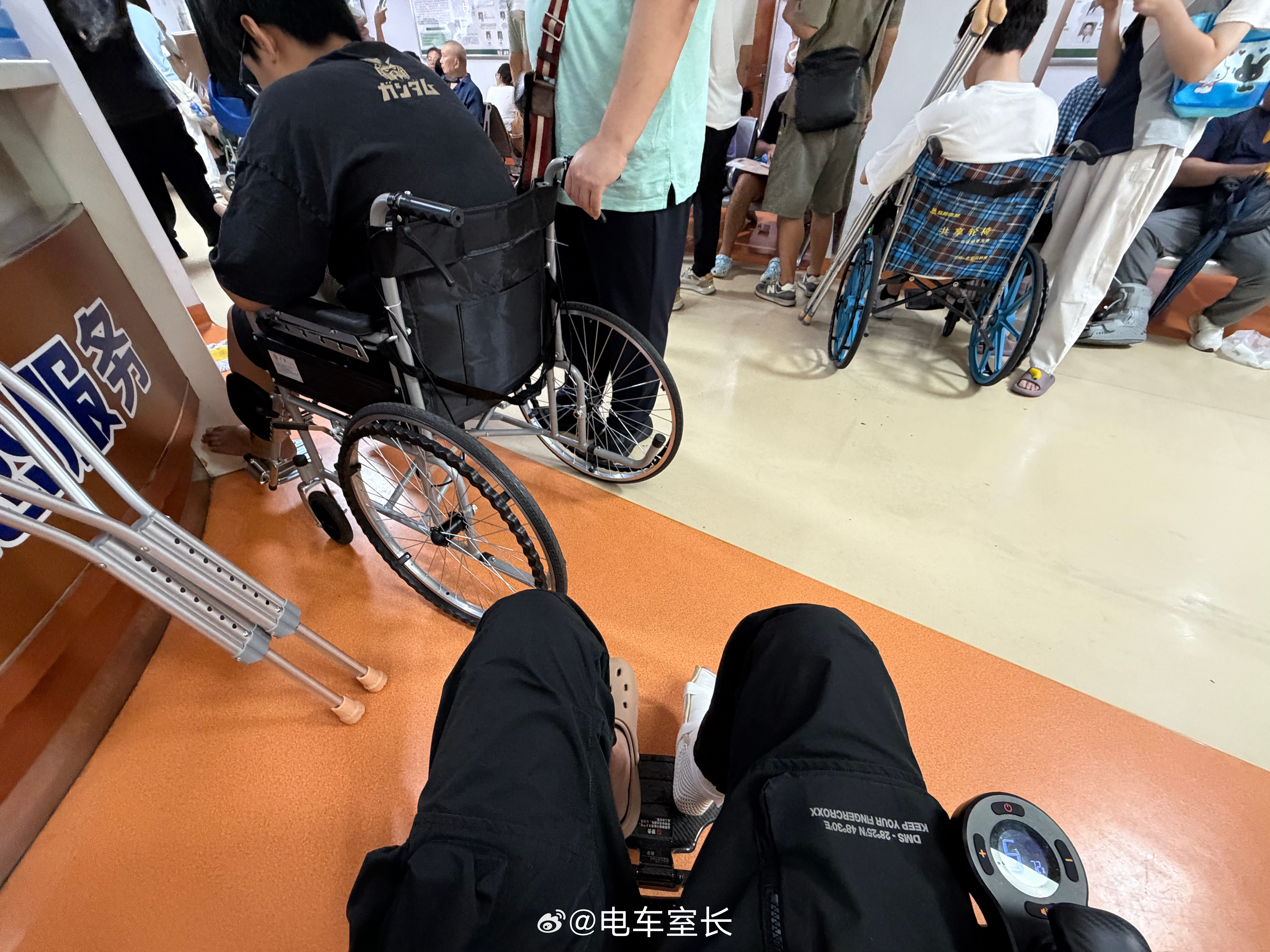 骨折第18天，来医院复查一下，全是轮椅，堵车了如果有好转，我就可以继续出差折腾了