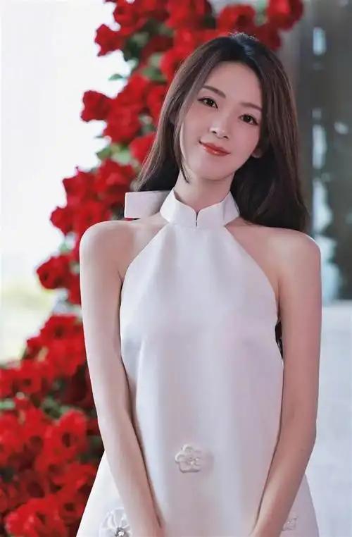 在《九门》最新释出的戏份里，陈瑶饰演的霍仙姑一出场，就用一个转身的镜头，完美诠释