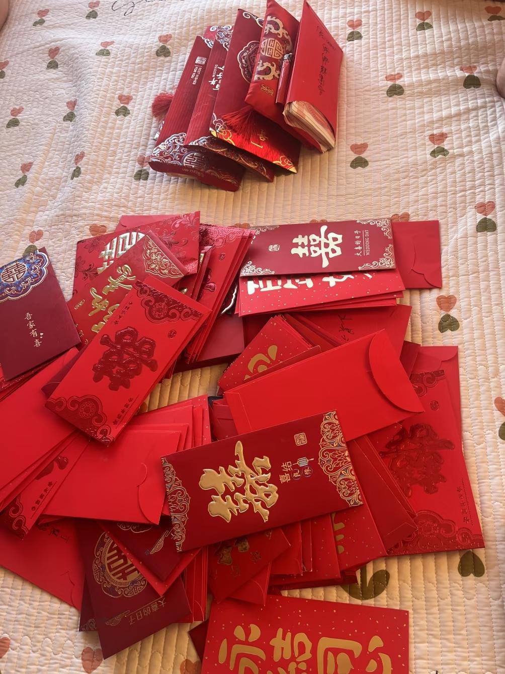 现在的“人情债”真难还！
 
弟弟结婚在酒店订36桌，每桌1600块，结果多数人
