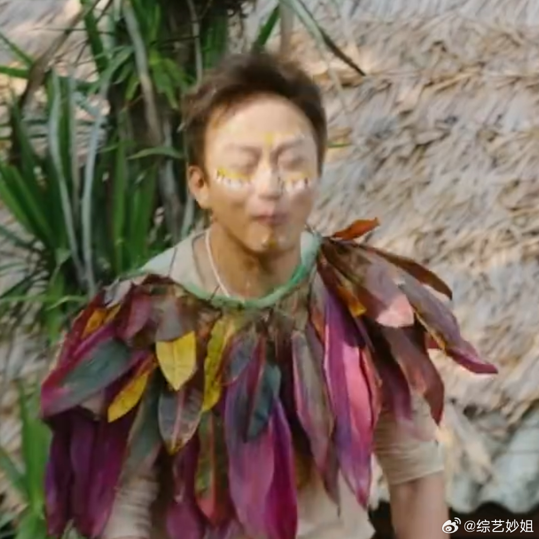 好幽默的一幕🤣应该是猜词环节(?)夏梦一句“马蛋”直接震惊了对面的三个野人！邓