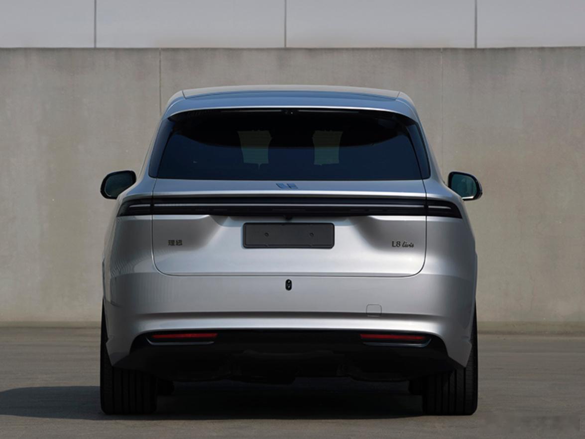 理想L8 Lives入网工信部，和之前的L9官方图一样，也有双拼色设计，5135