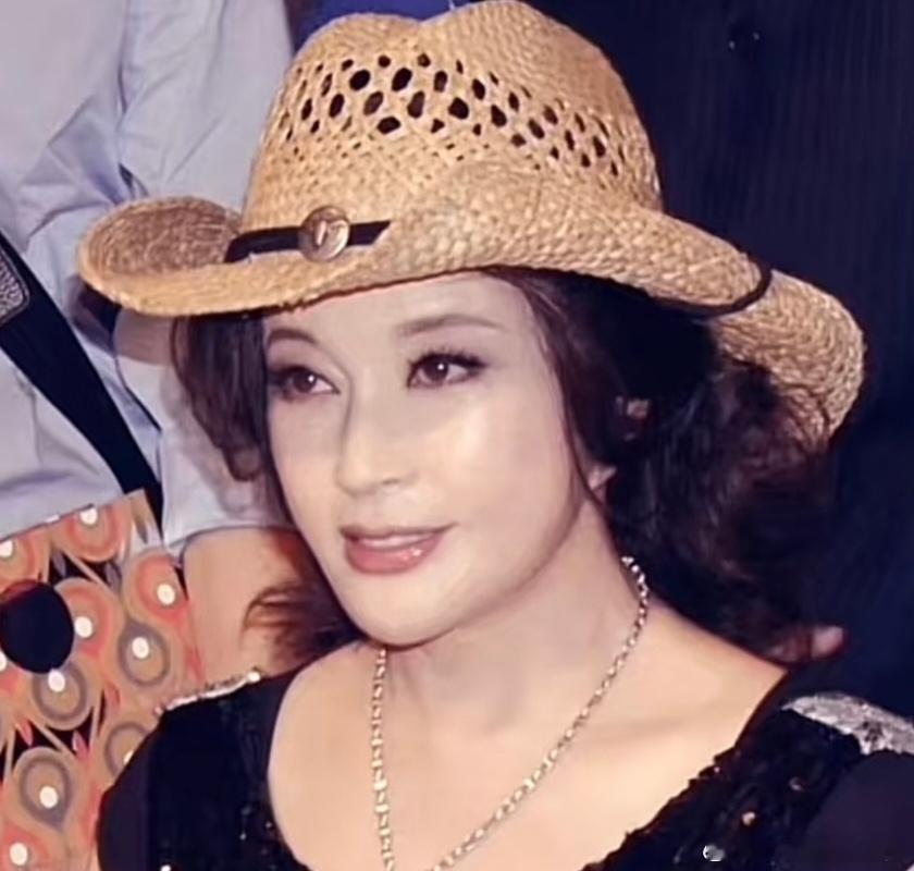 每次看到刘晓庆年轻时候的照片，都有种庄稼丰收的感觉，是很大气健康的美，还有着蓬勃