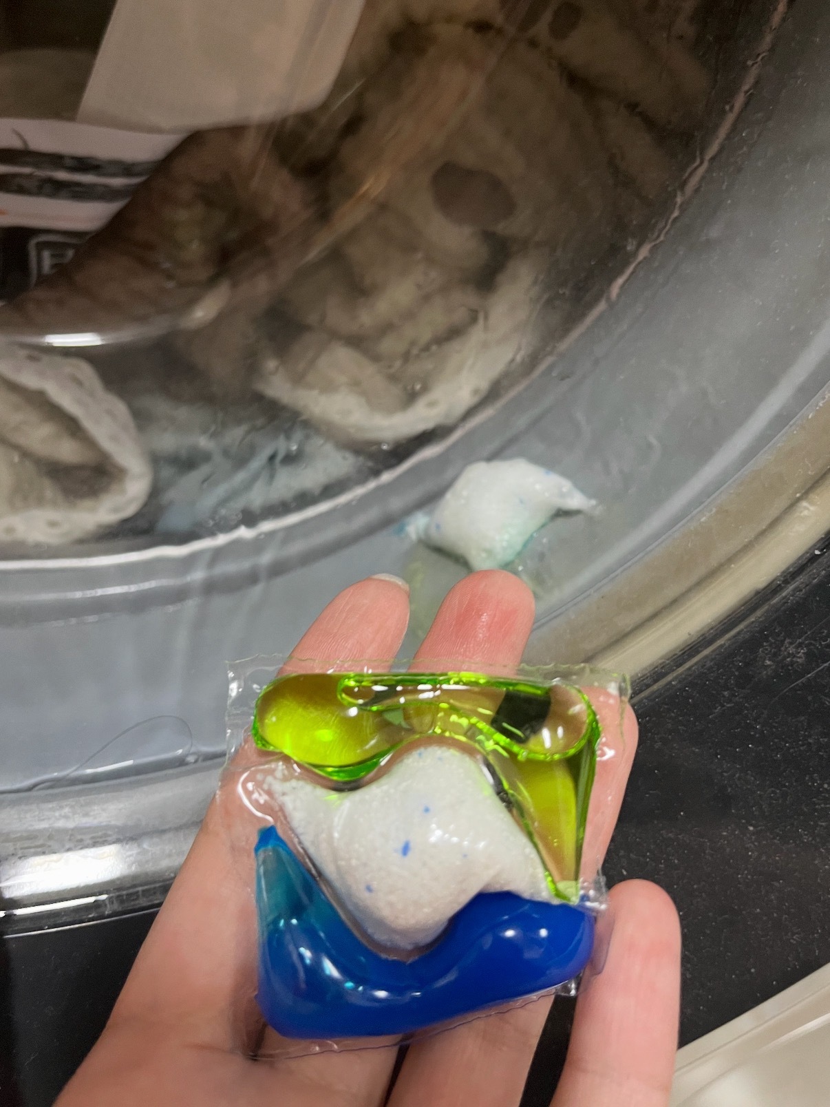 爱用洗衣凝珠的人天塌了洗衣凝珠液体入眼会损伤角膜，大多是操作不当导致，使用一定要