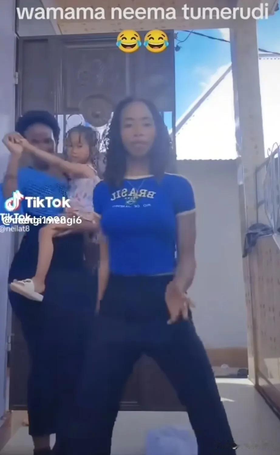 菲利斯和拉乌姐妹回到非洲后，完全释放出了她们的民族本色。
在海外版抖音上，她们所