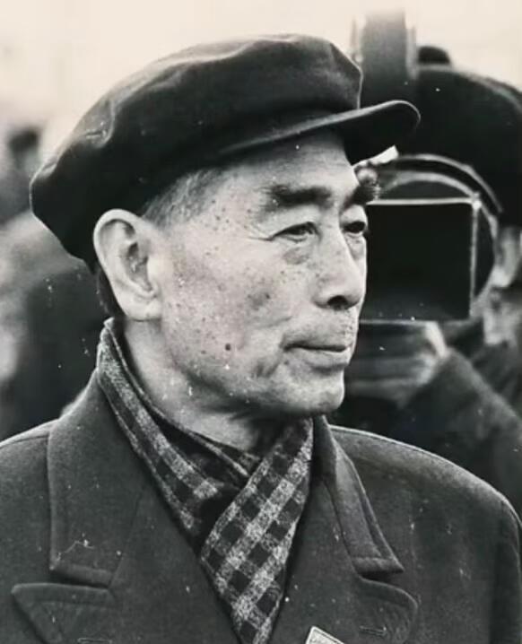 请停留一秒钟，为英雄致敬。 