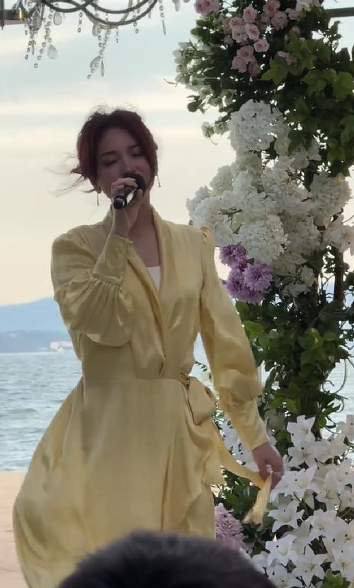 2026年1月1日，42岁的金莎现身江苏如皋一场婚礼，身着红色礼服连唱《星月神话