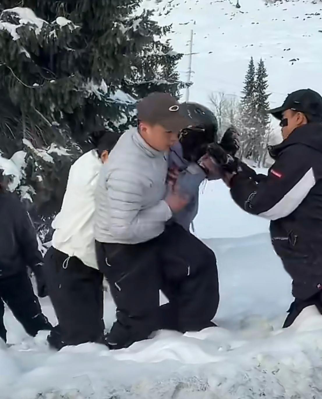 可可托海雪豹咬人全过程人，一定要敬畏大自然，在户外一定要各种小心，好在这次有人施