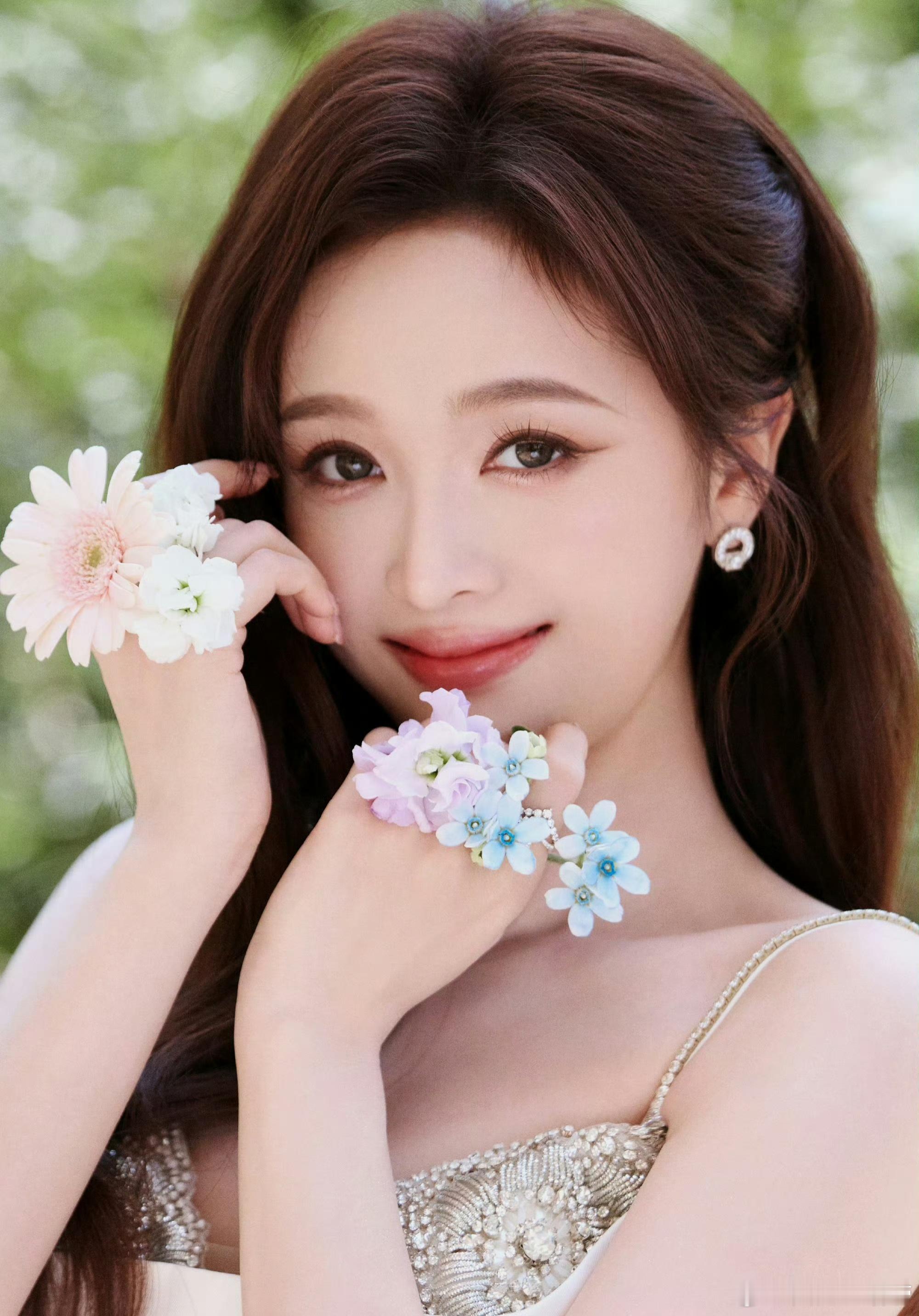 不管吴宣仪续不续约，乐华都不能干这种事吧？怎么能把她母亲赶出公司？ 