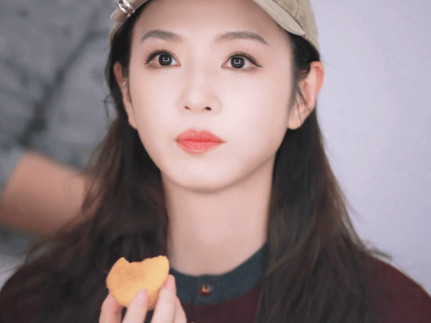 “嚼嚼…嚼”好像大号的兔叽每次看vlog都习惯性的在她吃饭的时候反复多看几遍，真