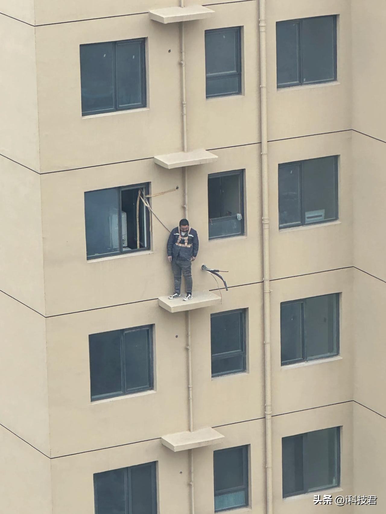 一般安装空调，一台空调的高空作业安装费是100块钱，开始觉得还挺贵，但是看完别人