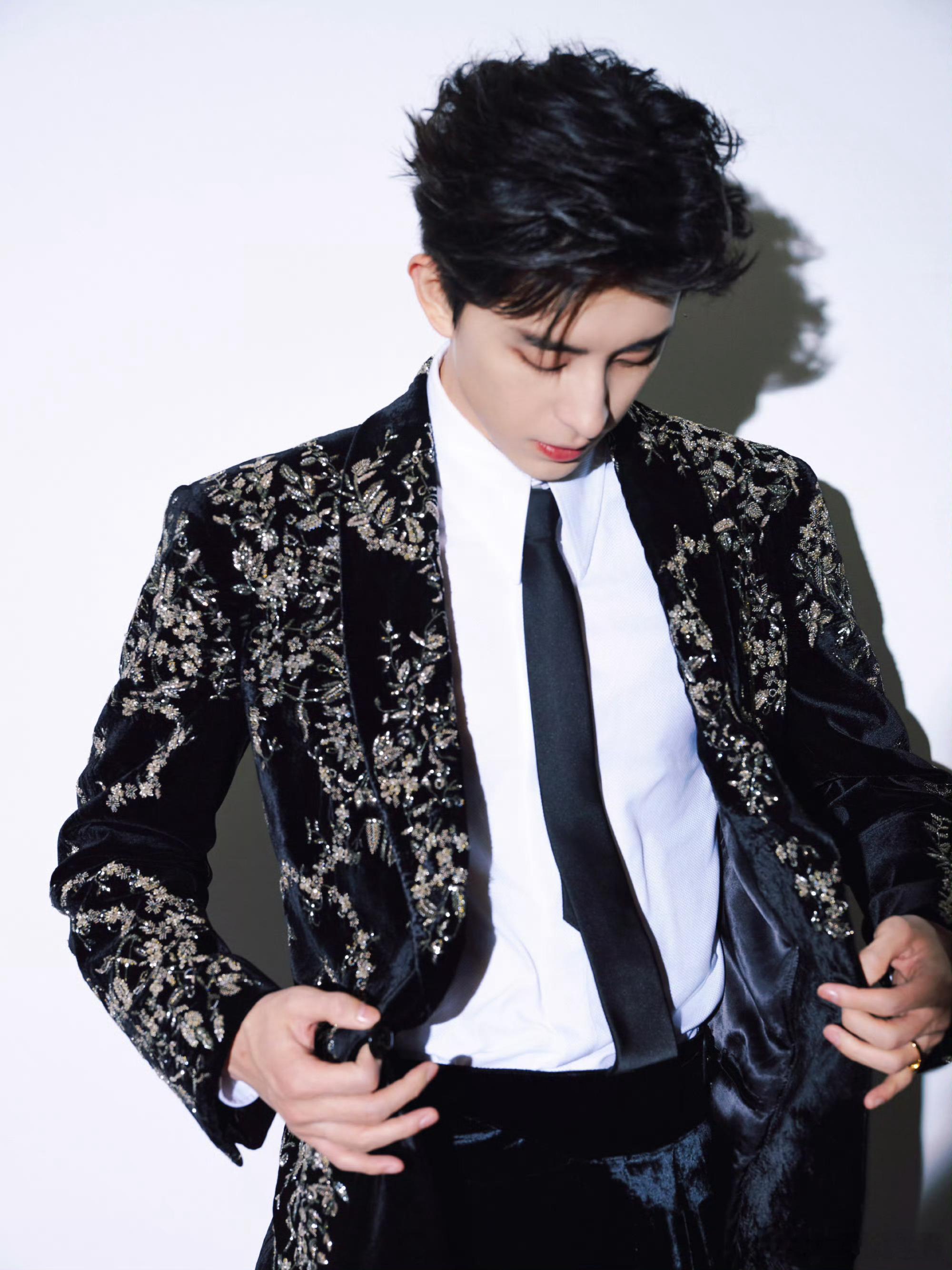 尖叫之夜出图敖瑞鹏 造型来啦！这是西装的神吧