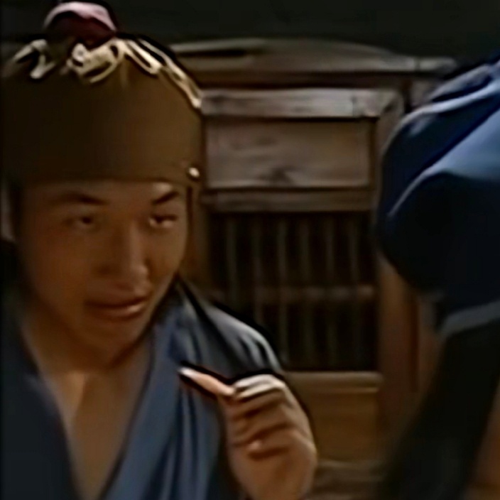 注意到后面这位打杂小哥的表情后笑癫了，怎么会有如此真情实感的龙套，作为背景板的存