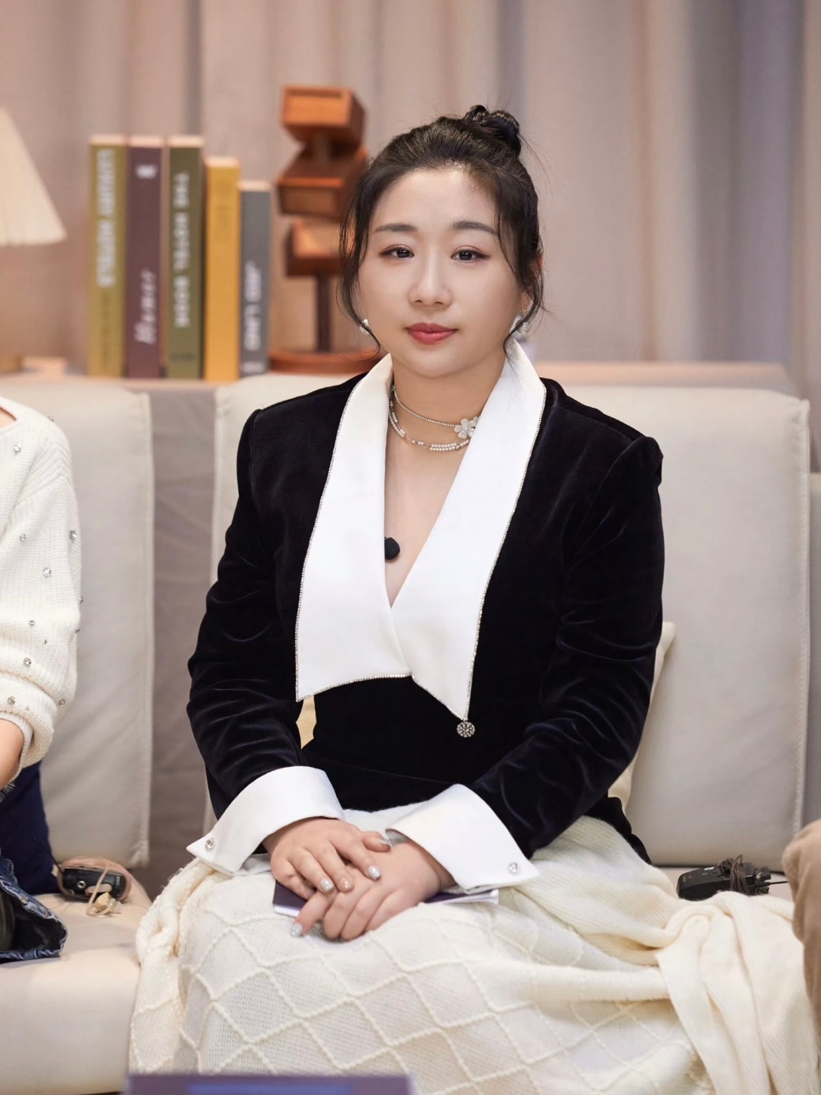 傅首尔爆改做自己的女王傅首尔从未被困境束缚，勇敢走出舒适圈，尝试表演，参与综艺，