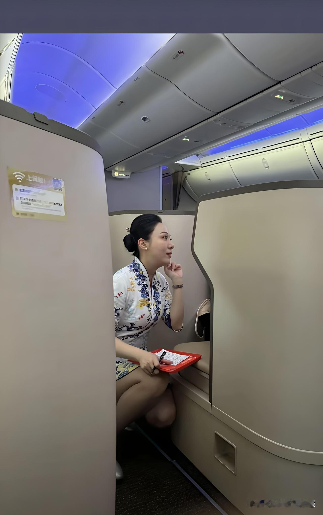 不知道空姐一个月多少钱的工资，感觉他们蹲跪式的服务很辛苦！！！