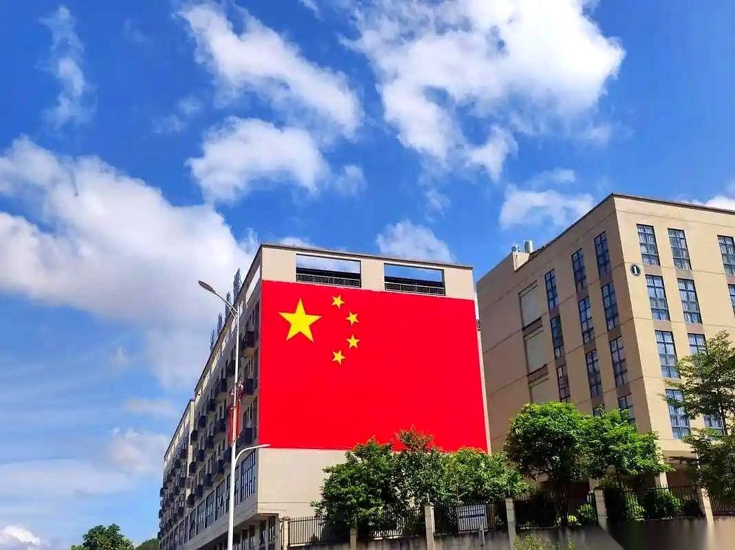 咱们自己还勒着裤腰带的时候，把一船船的大米白面、钢材武器，送给“兄弟”。
我们甚