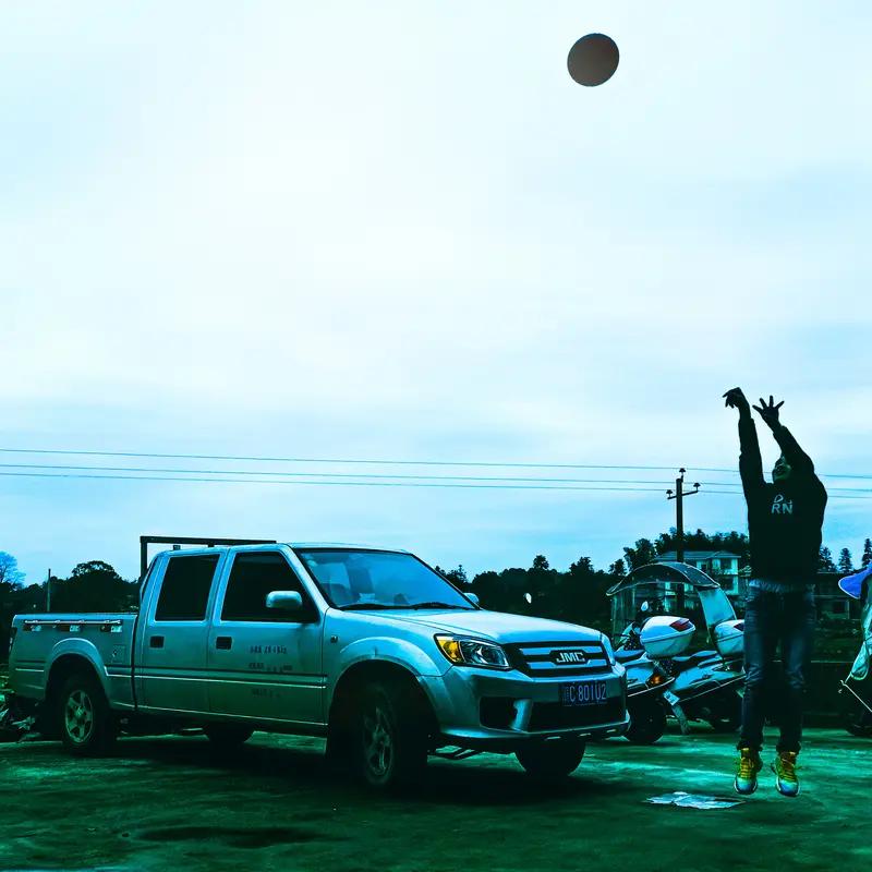 过年期间，天南地北的拜年方式各有特色，我就想起和球有关的事儿。以前过年，村里的篮