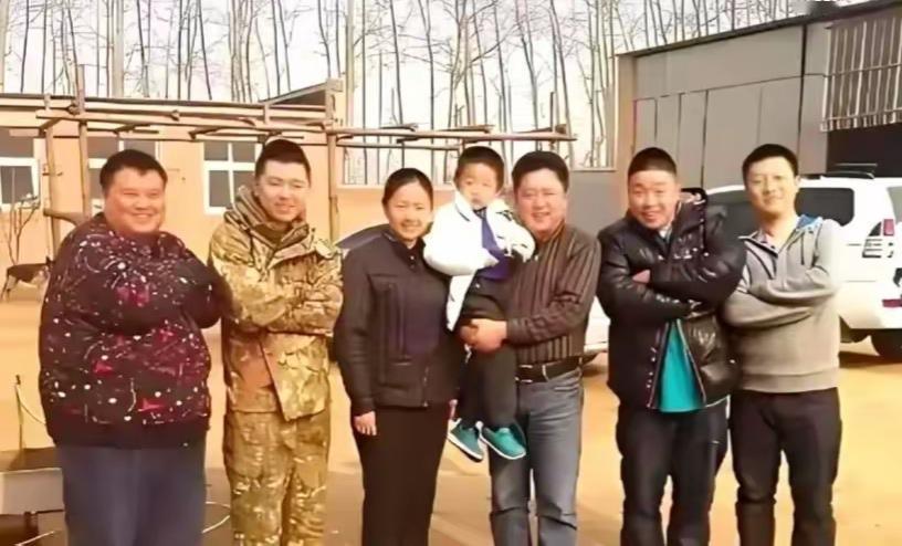 德云社的老班底当年和常人没两样，常年游离于所谓“主流”之外，别人在豪华演出厅里高