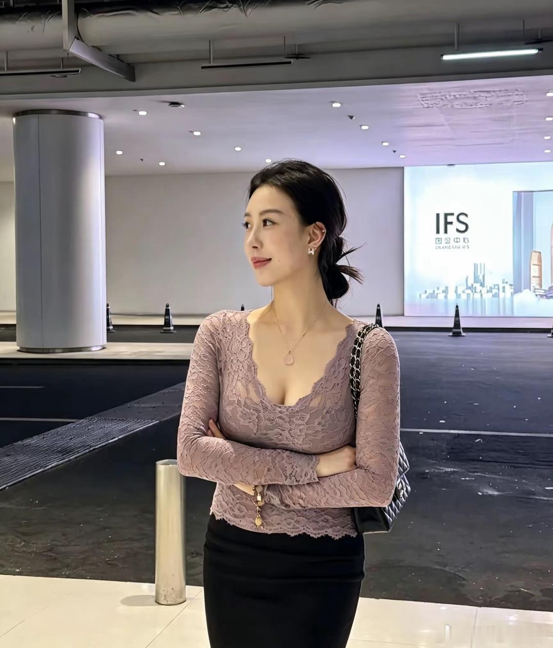 洋洋高锐“清风佛面”◎伫立站台望……她顿感凉气袭人◎其实不敢看她她……呀眼睛很亮
