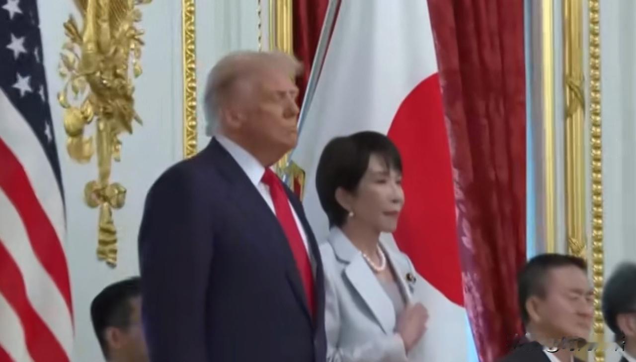 特朗普访日，当星条旗之歌响起时，老特致敬行注目礼，随后《君之代》奏响感觉老特又困