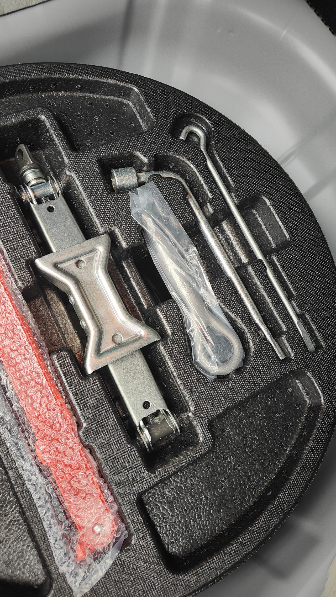 这工具盒很齐全
三脚架、千斤顶、拖车钩、换胎工具