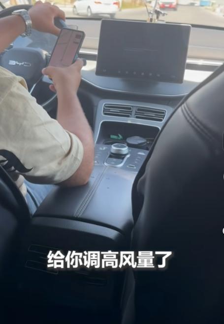 “上人民日报了！”8月5日人民日报报道，一名女子去阿塞拜疆旅行，打网约车时竟打到