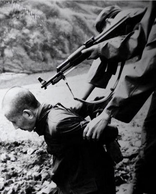 [微风]1950年，便衣警察高俊峰买烟时，发现烟铺的老板坐姿端正，看报纸时，双手