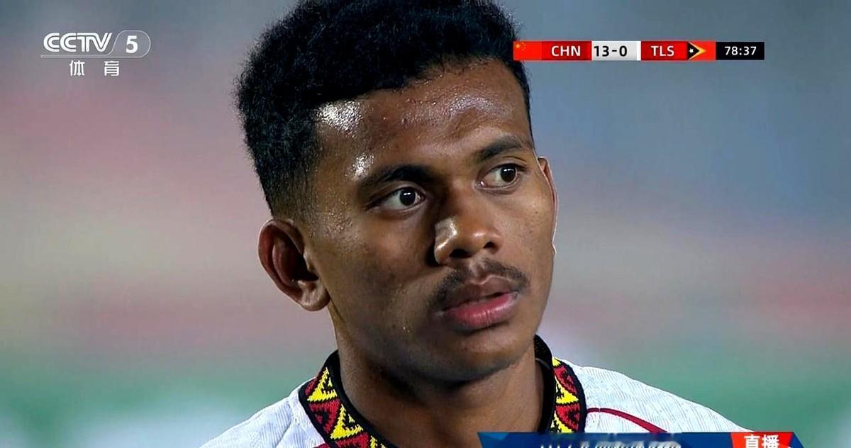 太残暴了！
14：0！
东帝汶队员这生无可恋的表情！
下半场换上场的大个子赵松源
