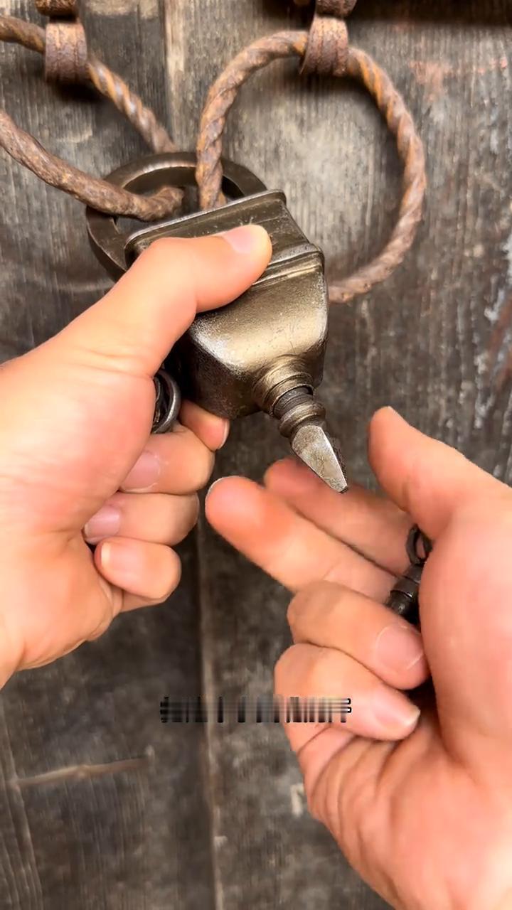 古代机关锁。
看我爷临走的时候给我留下的这把锁，一共三把钥匙。
·先用第一把钥匙