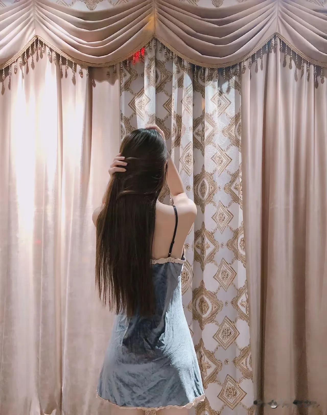 素衣轻舞，青丝飘逸。