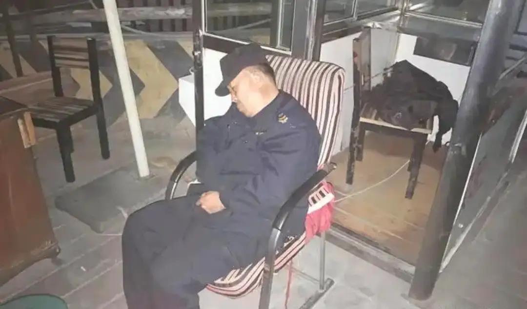 你认为夜班保安可以睡觉吗 夜班保安能不能睡觉，这事儿不能一概而论。从规定来说，肯