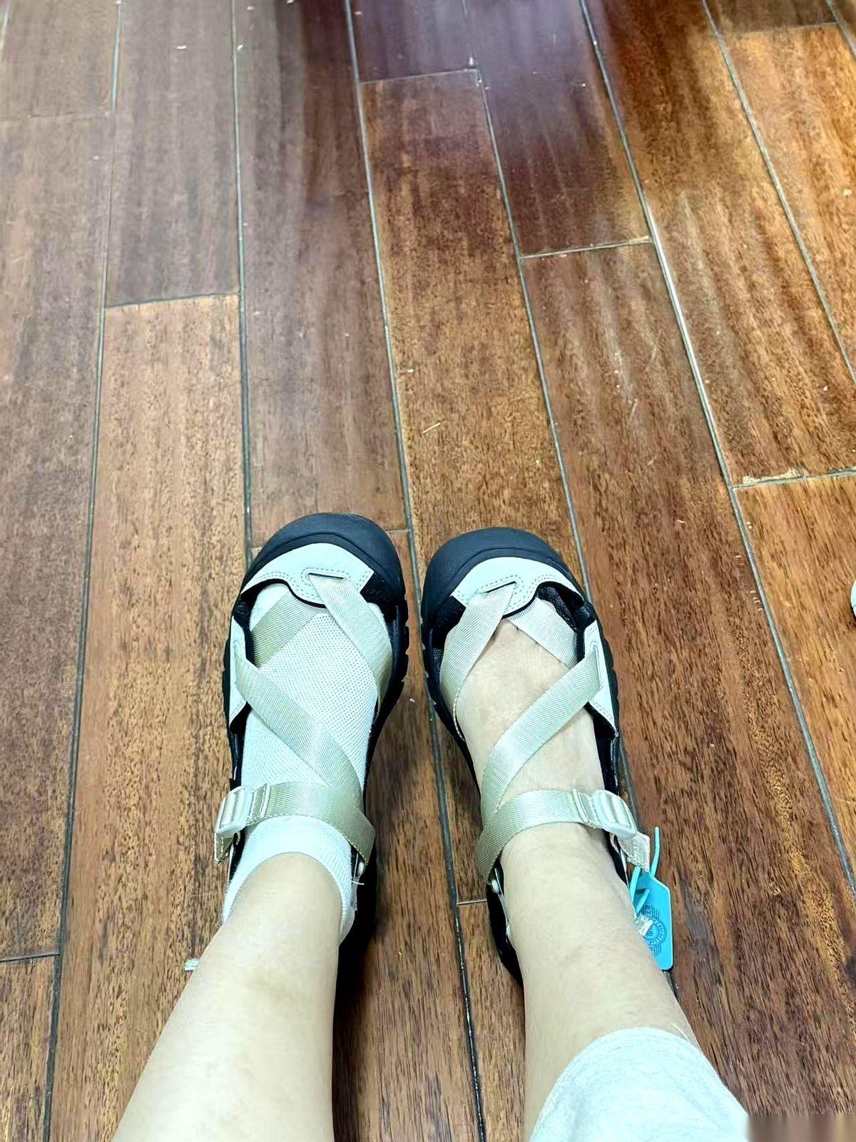 599块。
就买了几根交叉的破带子。
看到闺女发来的新鞋照片，我这老母亲的血压本