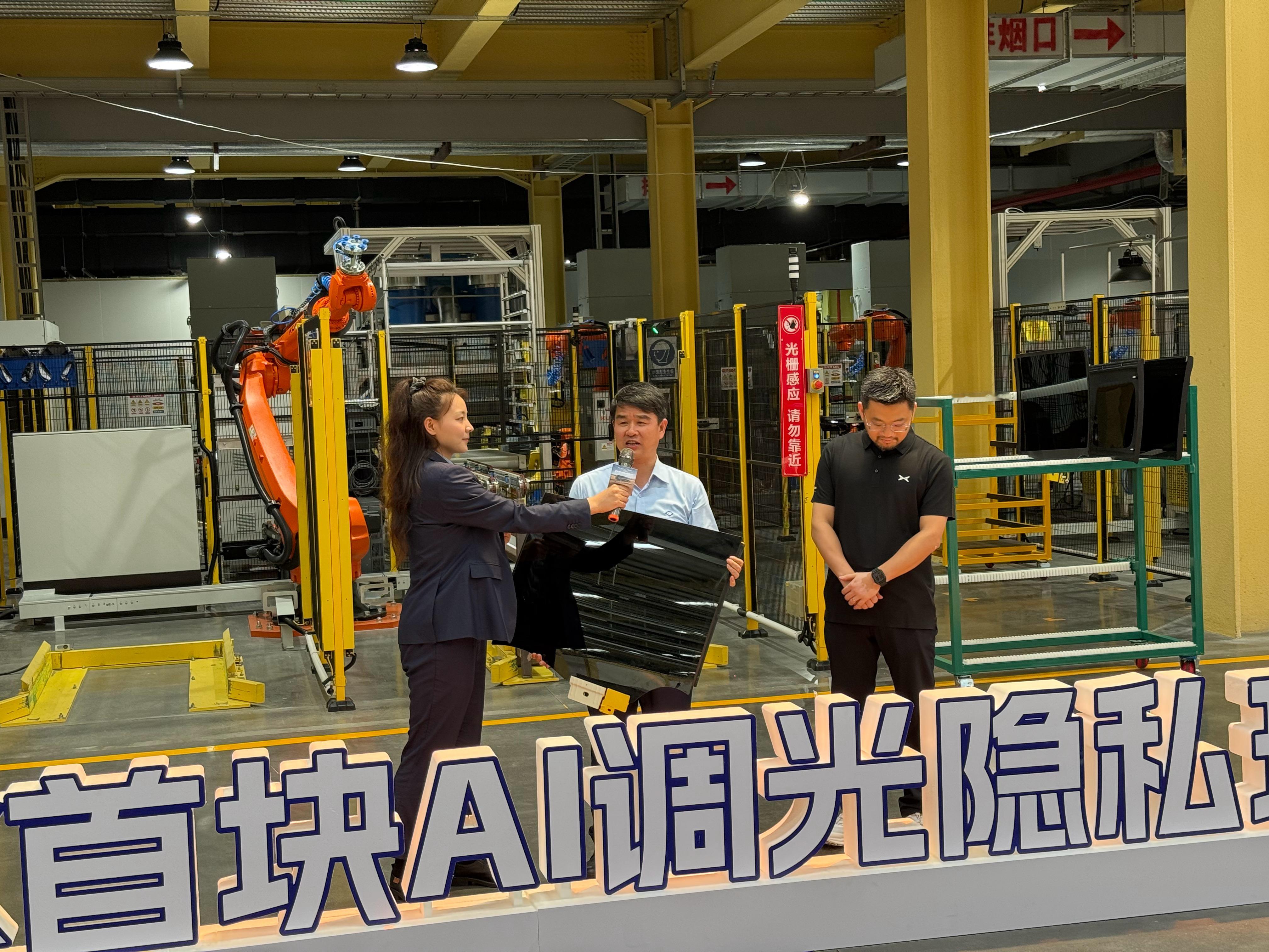 今天也是提前感受了一下小鹏GX的体量感。另外还和福耀联合开发了首个AI调光隐私玻