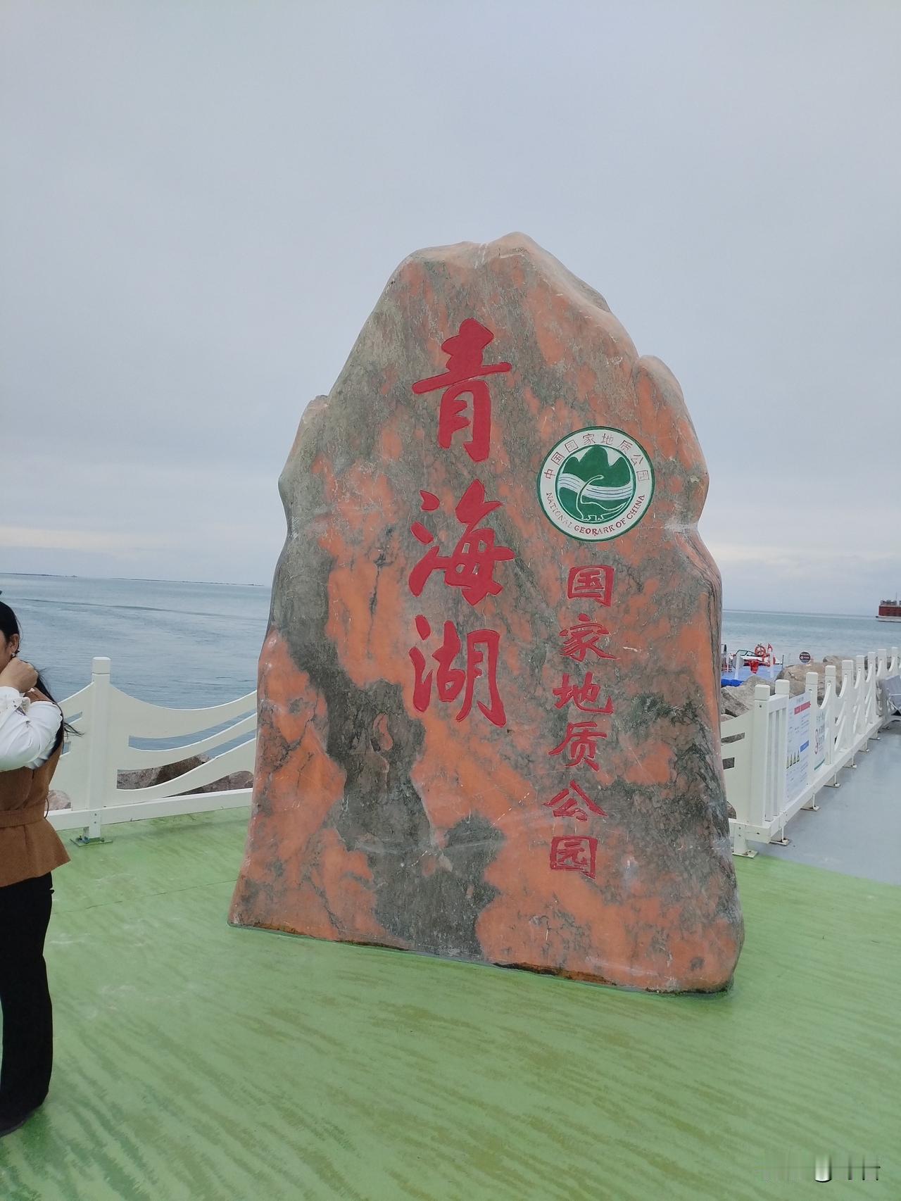 粽欢竞渡
 
粽叶飘香，欢声四起。江面鼓点铿锵，龙舟破浪飞驰。
 
彩舟劈开水光