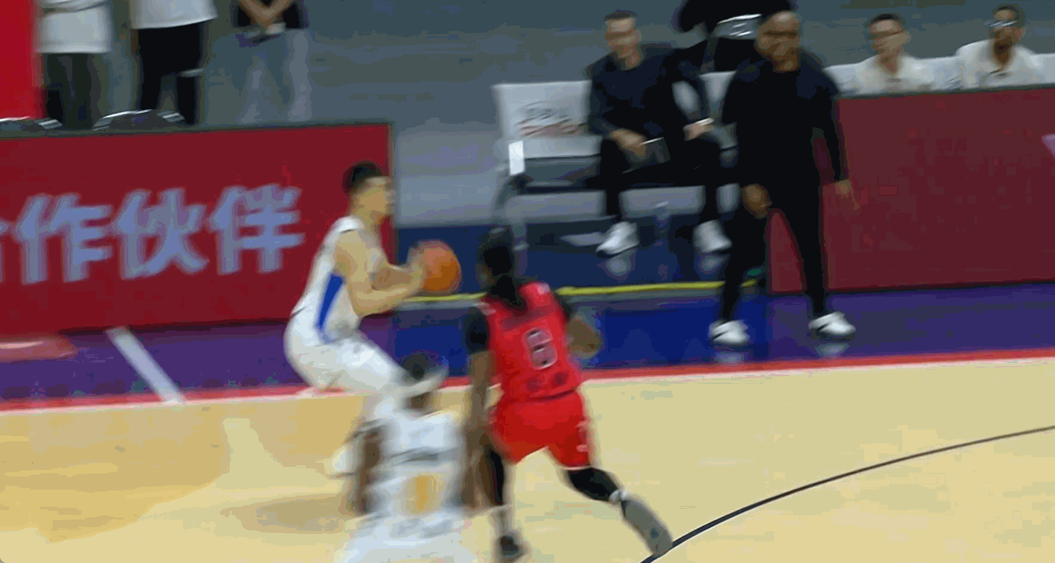 龙狮男篮vs北京男篮 超巨，单节三个超远三分，哈哈哈 