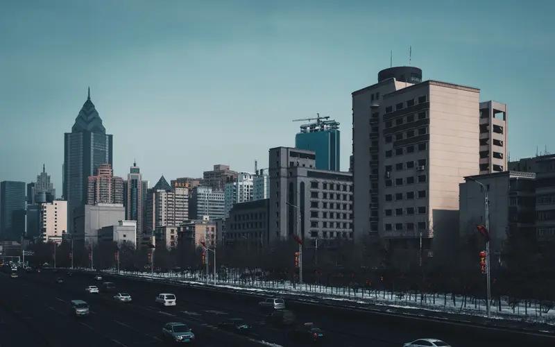 你想说的应该是乌鲁木齐吧，它确实是个繁华又有特色的城市。走在乌鲁木齐的街头，能看