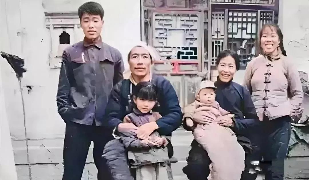 这是国务院副总理陈永贵一家的照片。农民出身的他，虽然官至国务院副总理，但他仍一直