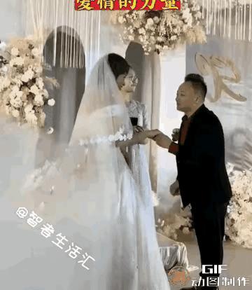 当婚礼司仪宣布新郎可以亲吻新娘了的瞬间，新郎没有丝毫的犹豫和迟疑，犹如饿虎扑食般