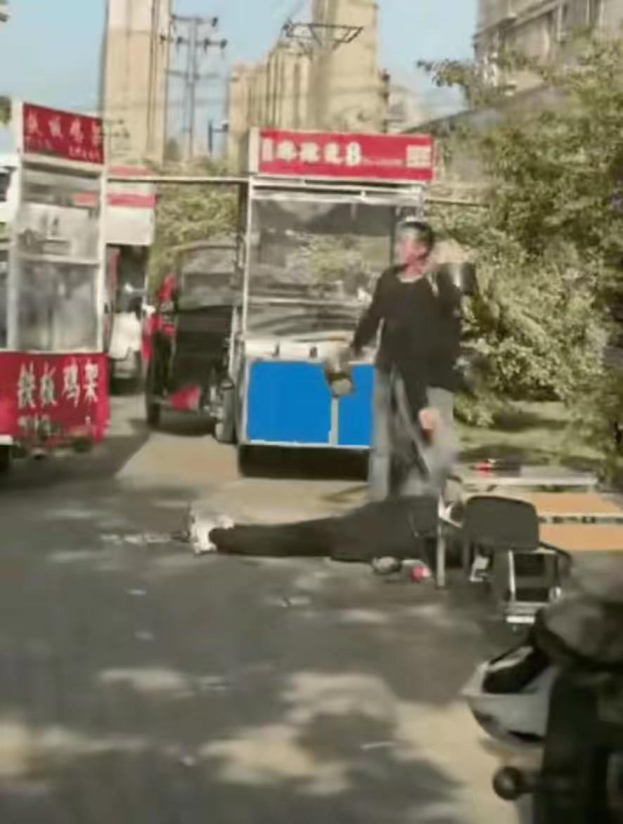 一个女人在大庭广众之下，居然毫无羞耻地脱下自己的贴身内裤，套在另外一个男人的头上