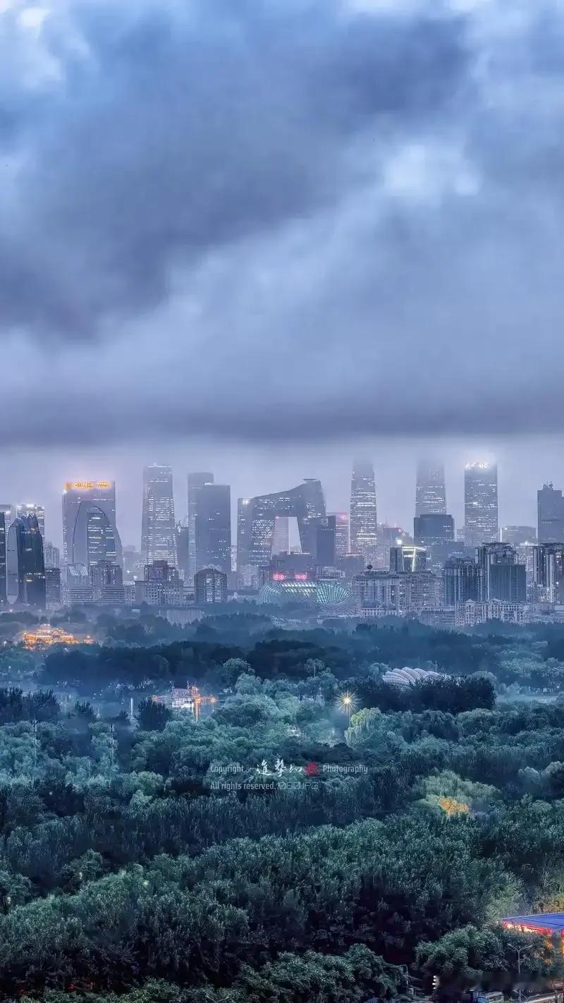 您瞧这北京的雨，精得跟人儿似的！一整天日头毒辣辣地烤，愣是没掉一滴。可巧，快下班