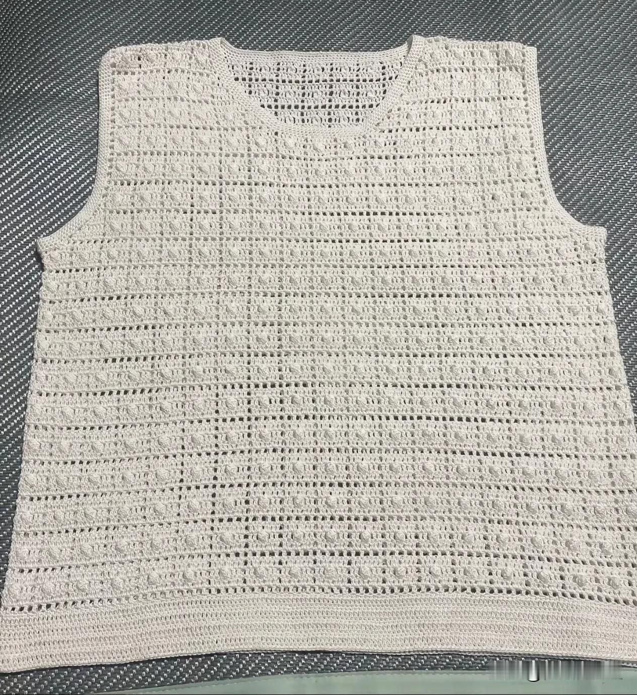 简简单单的长短针和枣形针，钩织的背心大大方方的，越简单越高级，适合新手，感谢织友