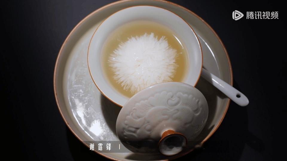 谢霆锋以为是国宴结果是普通豆花一饭封神谢霆锋参加《一饭封神》综艺外出觅食，误以为