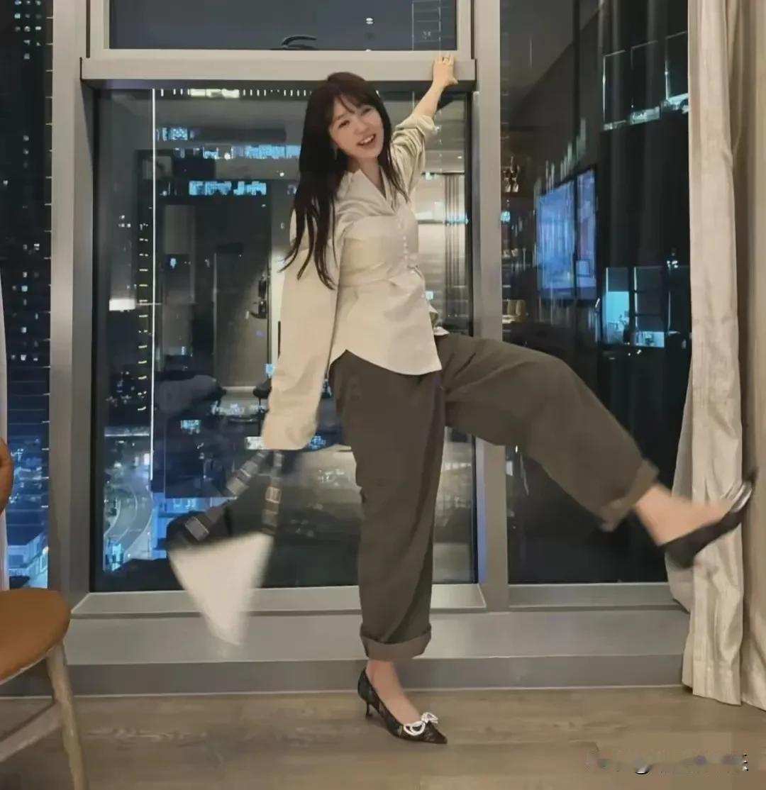 没看错吧，这居然是当年我们常追的韩剧女主尹恩惠？
说实话第一眼真没认出来[尬笑]