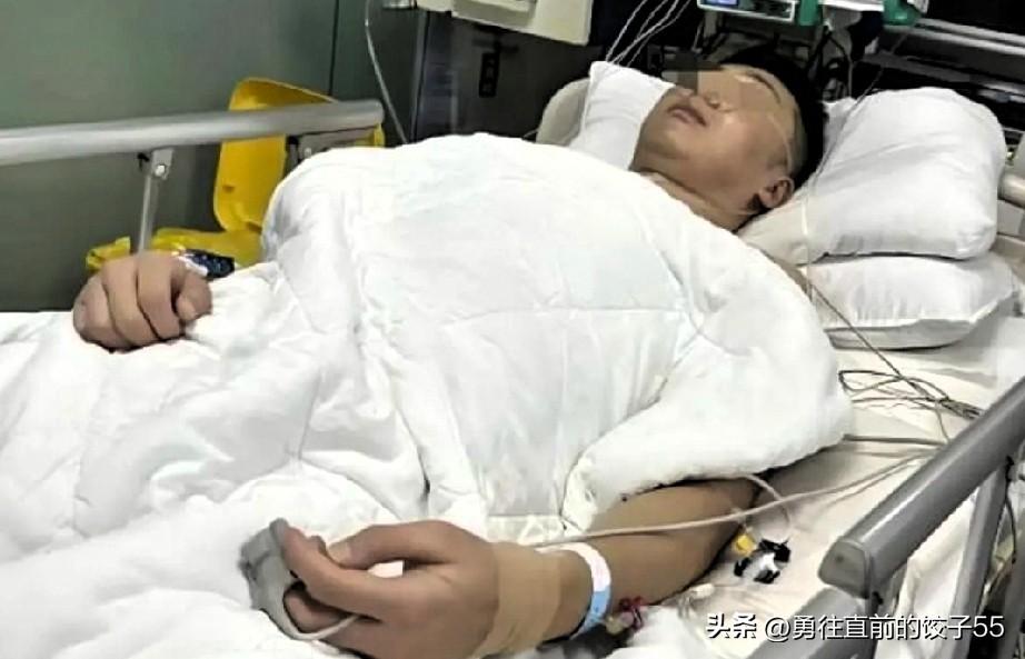今天凌晨去医院陪父亲看病，路上遇到一辆救护车呼啸而过，里面有一个小伙子看起来很年